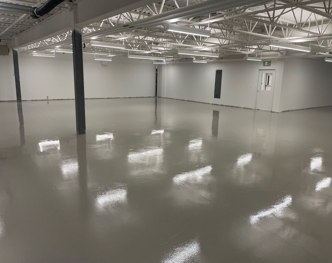 Gray epoxy
        flooring in a commercial building in Vaughan