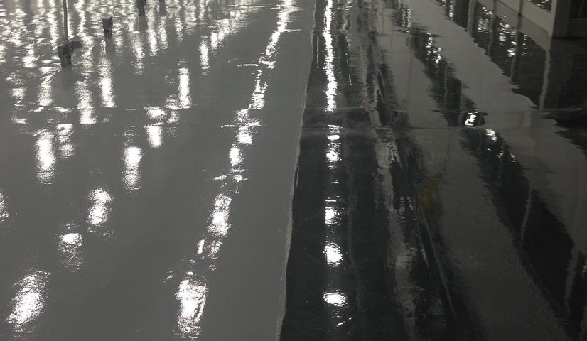 Gray and black
            epoxy flooring in Toronto industrial warehouse